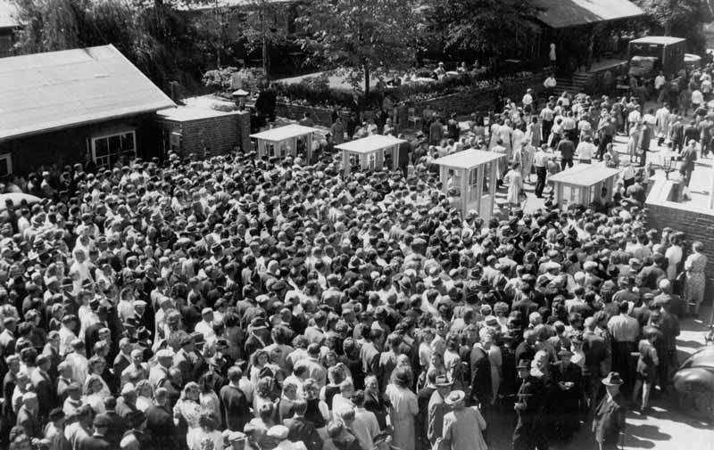 Visitors rush to the first Hannover Messe in 1947